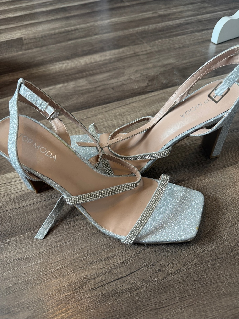 NWOB TOP MODA Silver Glitter Slingback Block Heel Sandals